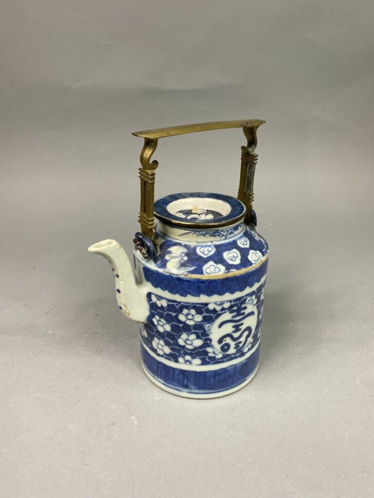 Chine du Sud / Vietnam - Théière en porcelaine bleu blanc à décor de fleurs et…