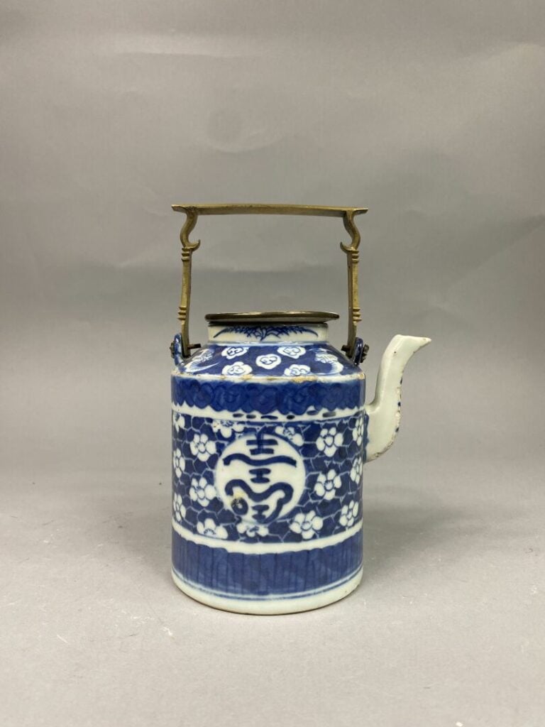 Chine du Sud / Vietnam - Théière en porcelaine bleu blanc à décor de fleurs et…
