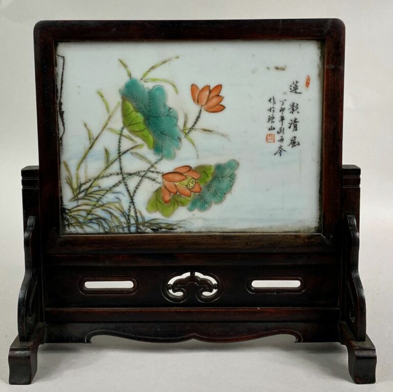 CHINE - Ecran en porcelaine émaillée à décor de fleurs de lotus. - Socle en boi…