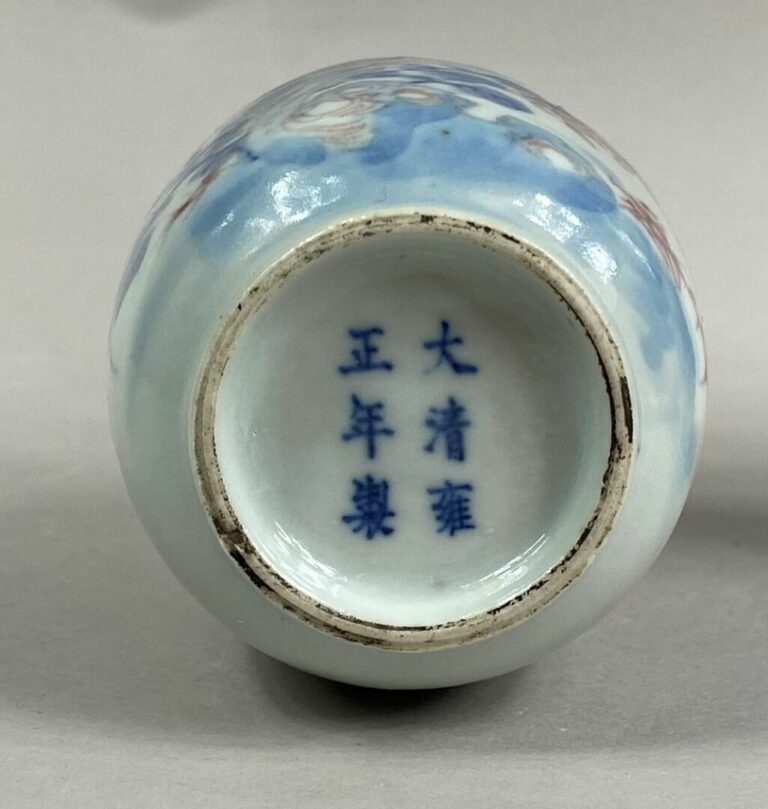 CHINE - Ensemble de céramiques en porcelaine émaillée comprenant : - - un vase…