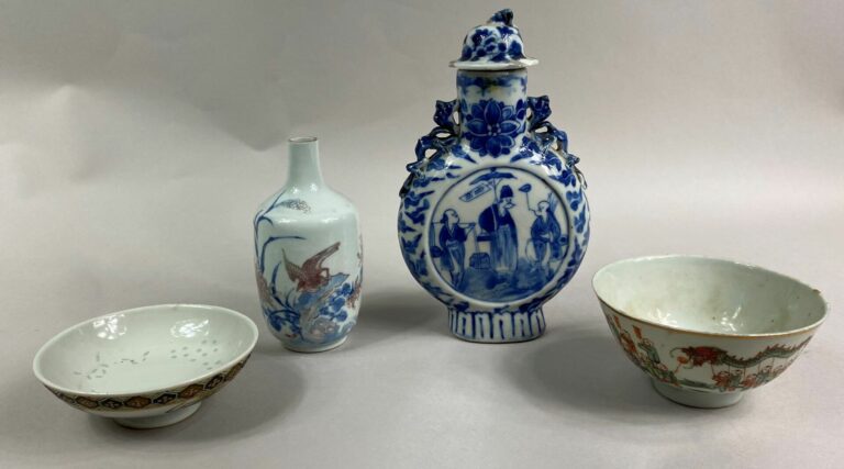 CHINE - Ensemble de céramiques en porcelaine émaillée comprenant : - - un vase…