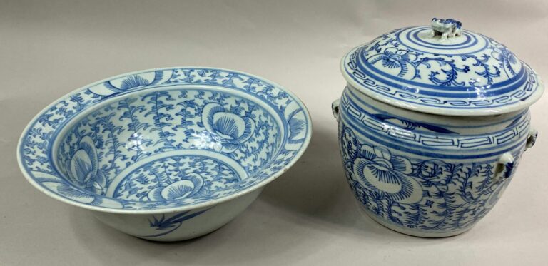 CHINE - Ensemble de deux céramiques bleu blanc comprenant une potiche couverte…