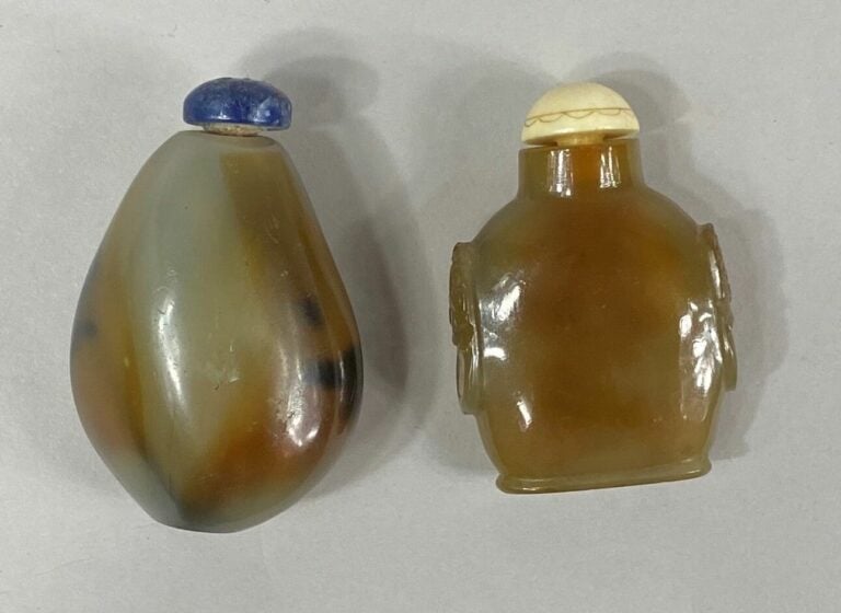 CHINE - Ensemble de deux flacons / tabatières en agate dont un les épaulements…
