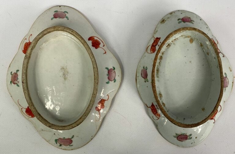 CHINE - Ensemble de deux raviers de forme polylobée à décor de frises de fleurs…