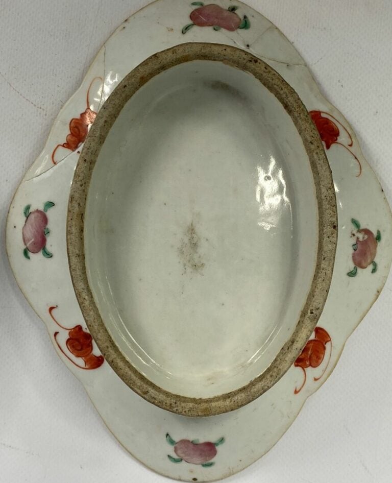 CHINE - Ensemble de deux raviers de forme polylobée à décor de frises de fleurs…