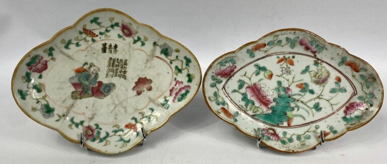 CHINE - Ensemble de deux raviers de forme polylobée à décor de frises de fleurs…
