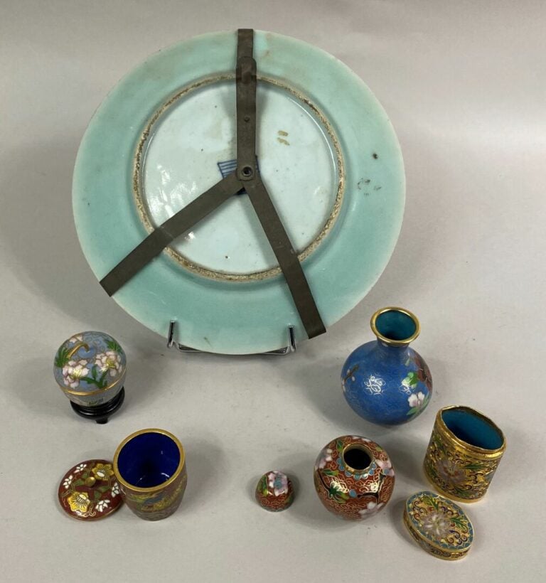 CHINE - Ensemble de petites boites et vases miniatures en émaux cloisonnés à dé…
