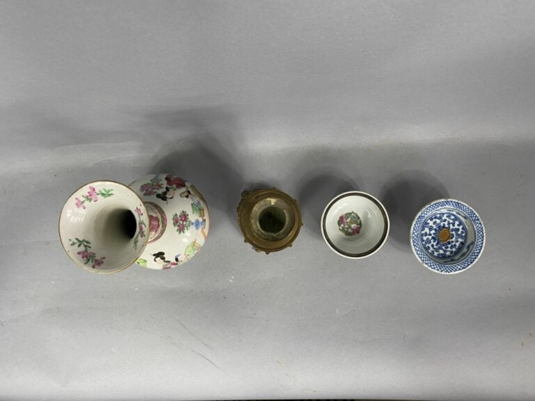 CHINE - Ensemble de porcelaines émaillées comprenant un vase balustre à long co…