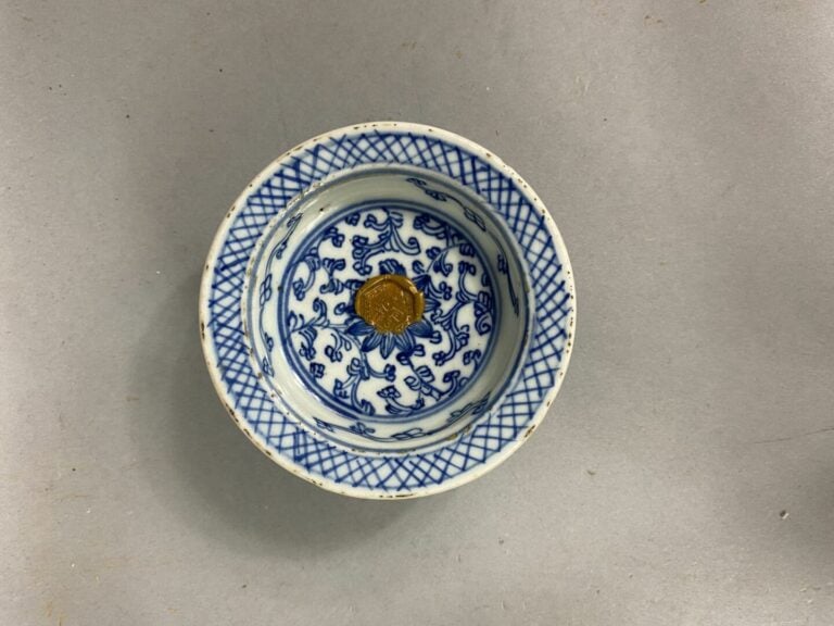 CHINE - Ensemble de porcelaines émaillées comprenant un vase balustre à long co…