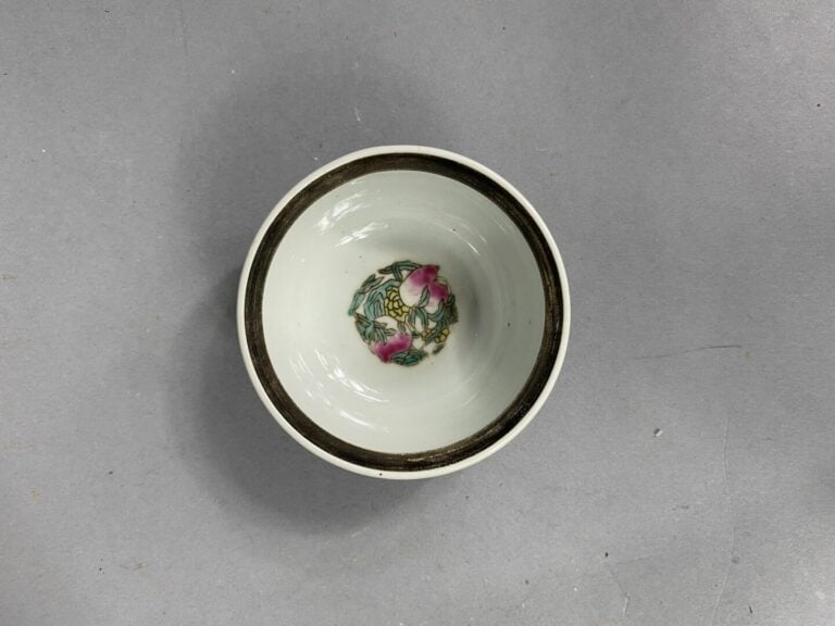 CHINE - Ensemble de porcelaines émaillées comprenant un vase balustre à long co…