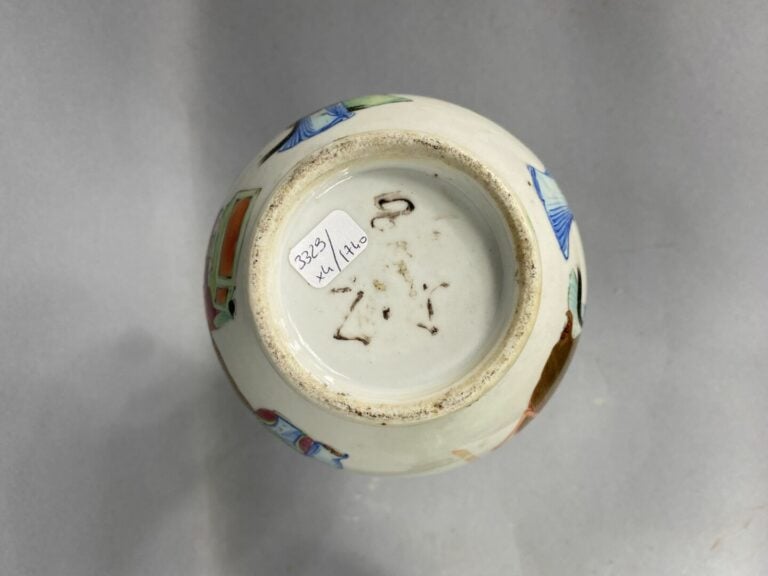 CHINE - Ensemble de porcelaines émaillées comprenant un vase balustre à long co…