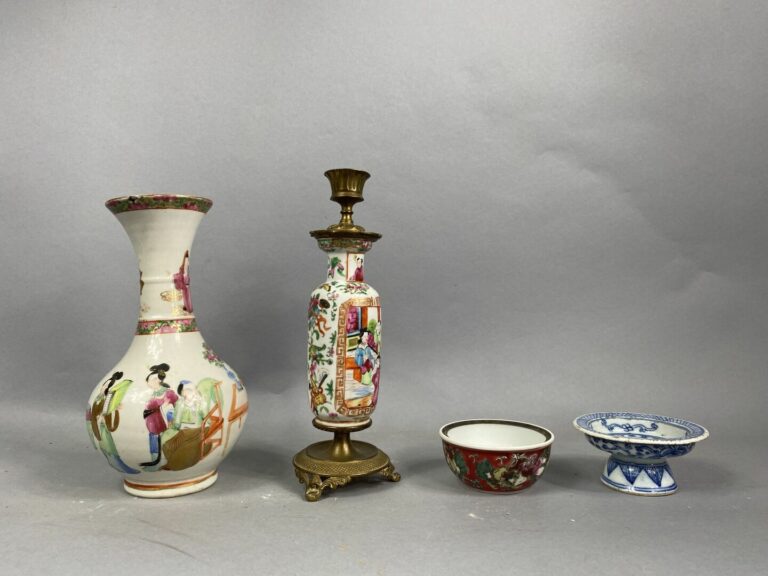 CHINE - Ensemble de porcelaines émaillées comprenant un vase balustre à long co…