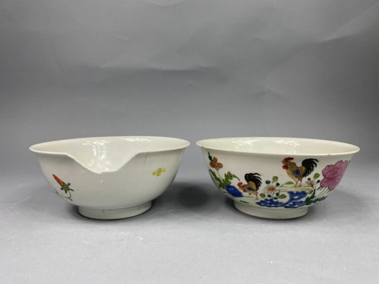 Chine - Ensemble de quatre bols en porcelaine émaillée comprenant une paire de…