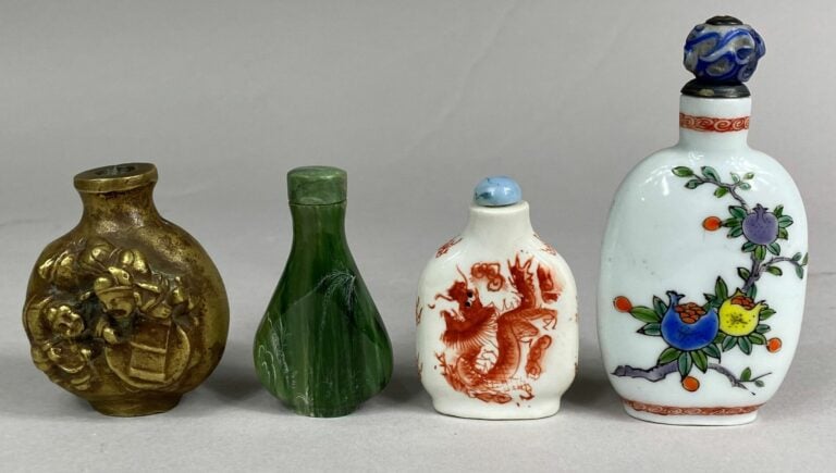CHINE - Ensemble de quatre flacons / tabatières.L'un en pierre dure verte, l'un…