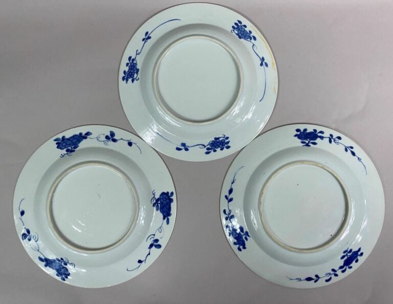 CHINE - Ensemble de trois assiettes en porcelaine bleu blanc à décor de jardini…