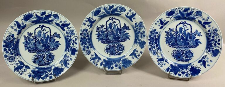 CHINE - Ensemble de trois assiettes en porcelaine bleu blanc à décor de jardini…