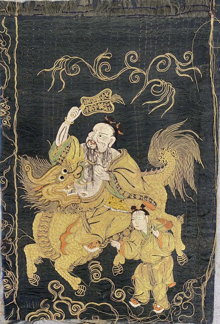 CHINE - Ensemble de trois broderies sur fond noir et fils dorés représentant de…
