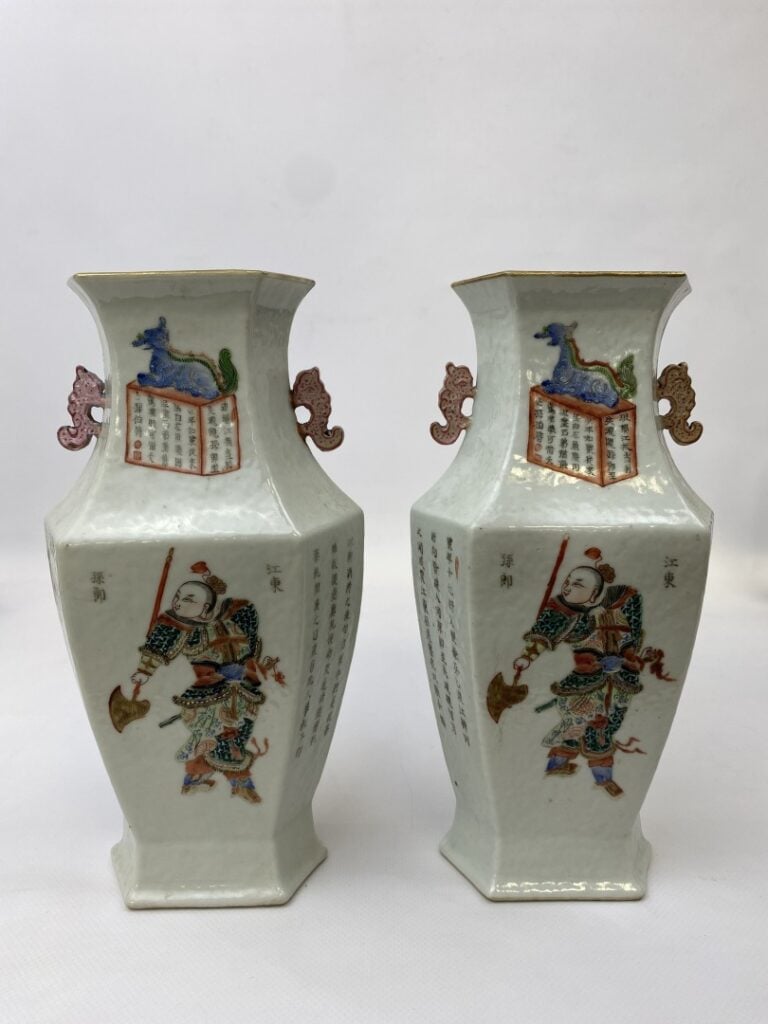 CHINE - Epoque DAOGUANG (1821 - 1850) - Paire de vases hexagonaux à pans, à déc…