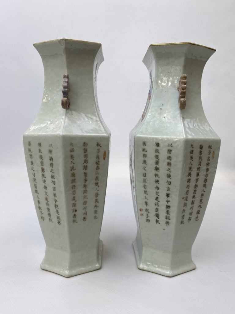 CHINE - Epoque DAOGUANG (1821 - 1850) - Paire de vases hexagonaux à pans, à déc…