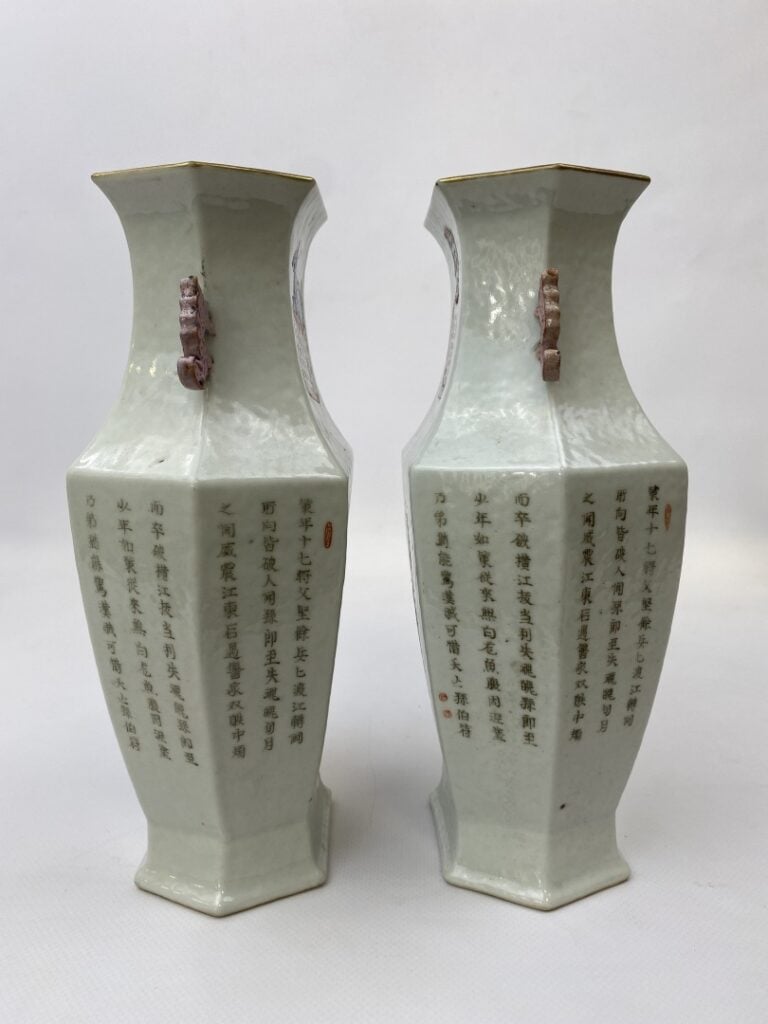 CHINE - Epoque DAOGUANG (1821 - 1850) - Paire de vases hexagonaux à pans, à déc…
