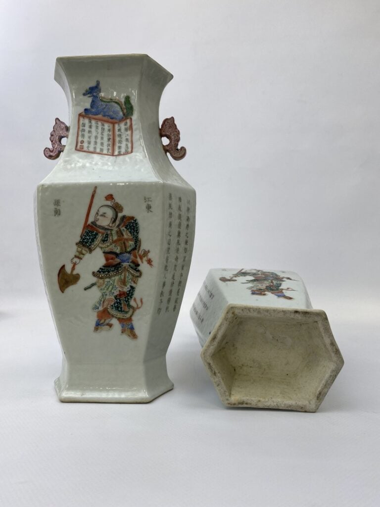 CHINE - Epoque DAOGUANG (1821 - 1850) - Paire de vases hexagonaux à pans, à déc…