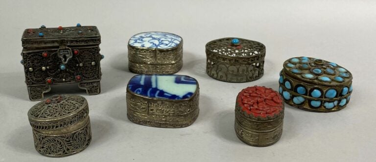 CHINE ET AILLEURS - Ensemble de petits boîtes couvertes en métal, cabochons et…