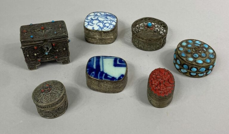 CHINE ET AILLEURS - Ensemble de petits boîtes couvertes en métal, cabochons et…