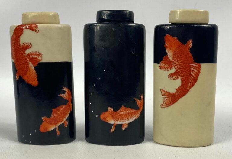 CHINE et JAPON - Lot comprenant des tabatières en porcelaine dans le goût asiat…