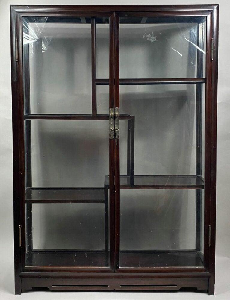 CHINE - Etagère formant vitrine en bois teinté ouvrant par deux portes vitrées…