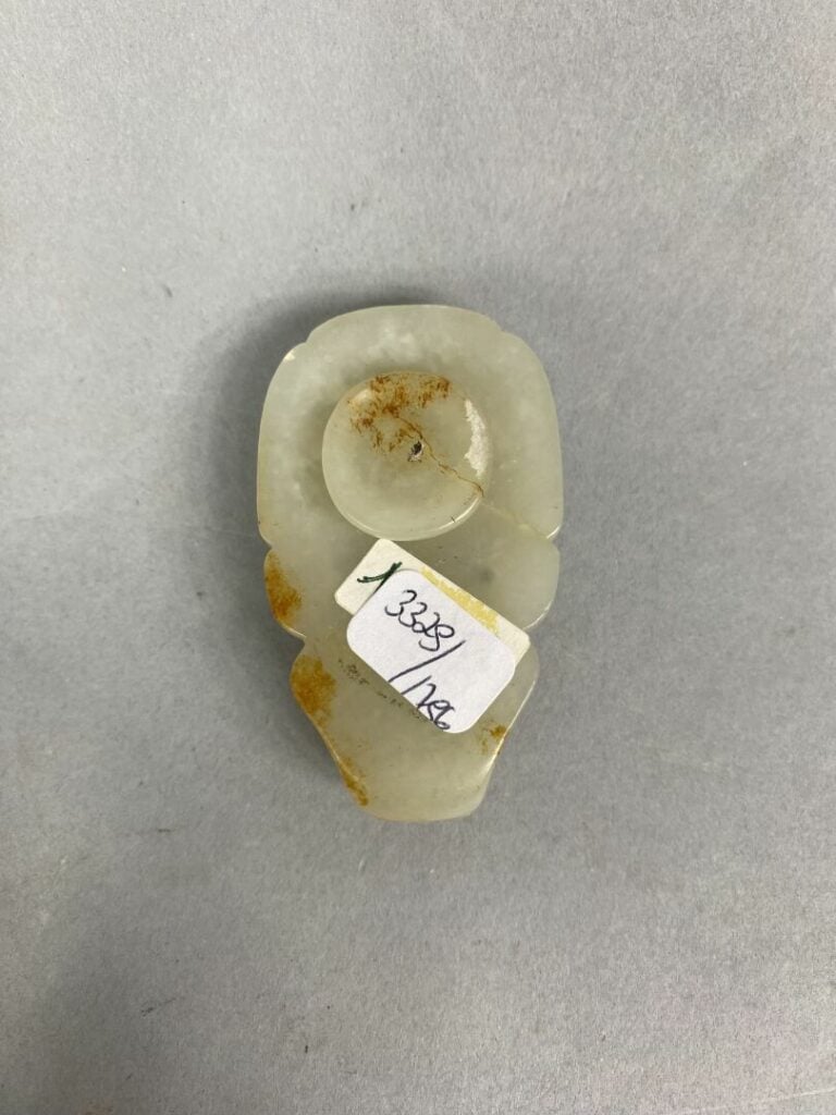 CHINE - Fibule en jade néphrite sculptée d'un dragon stylisé - (manque)
