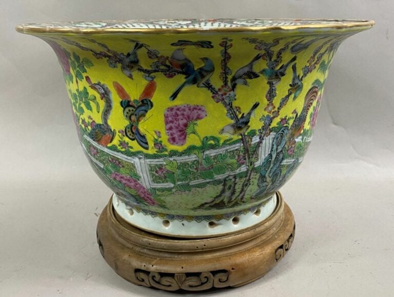 CHINE, fin du XIXe siècle - Jardinière en porcelaine émaillée à fond jaune, orn…
