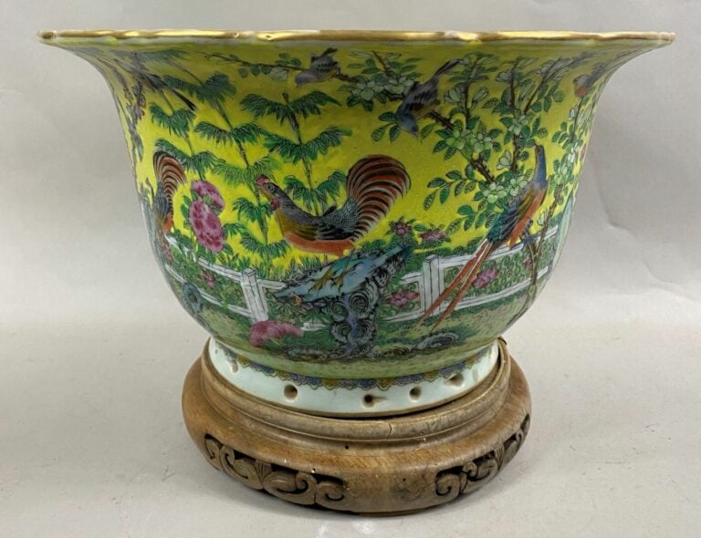 CHINE, fin du XIXe siècle - Jardinière en porcelaine émaillée à fond jaune, orn…