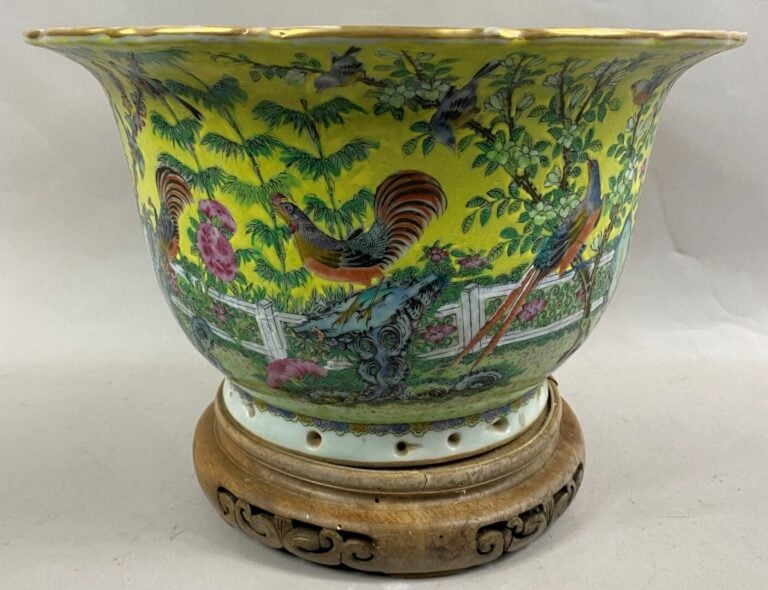 CHINE, fin du XIXe siècle - Jardinière en porcelaine émaillée à fond jaune, orn…