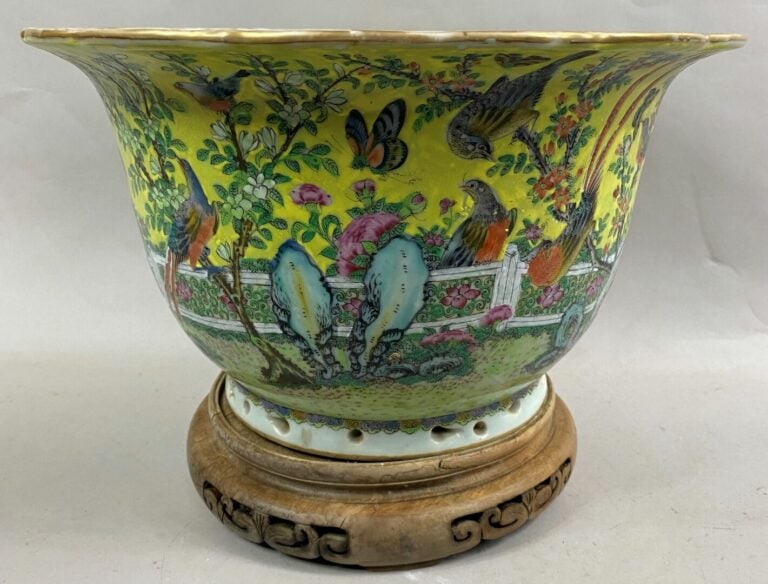 CHINE, fin du XIXe siècle - Jardinière en porcelaine émaillée à fond jaune, orn…