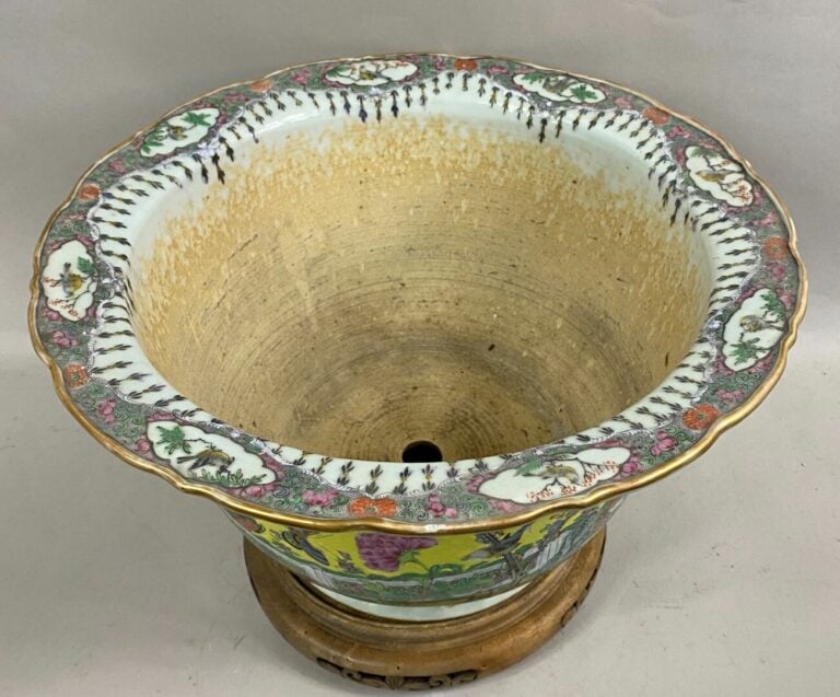 CHINE, fin du XIXe siècle - Jardinière en porcelaine émaillée à fond jaune, orn…