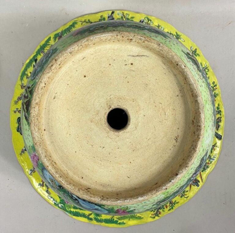 CHINE, fin du XIXe siècle - Jardinière en porcelaine émaillée à fond jaune, orn…