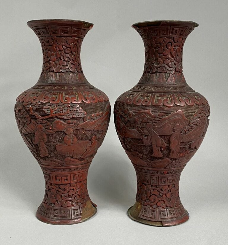CHINE, Fin XIX- XXe - Ensemble de deux vases balustres en laque de cinabre à dé…