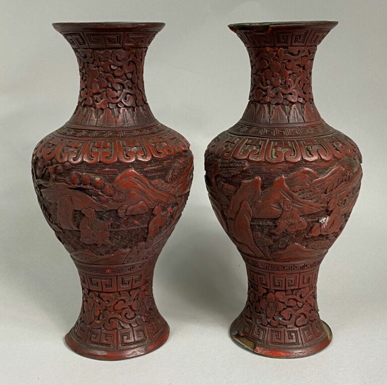 CHINE, Fin XIX- XXe - Ensemble de deux vases balustres en laque de cinabre à dé…