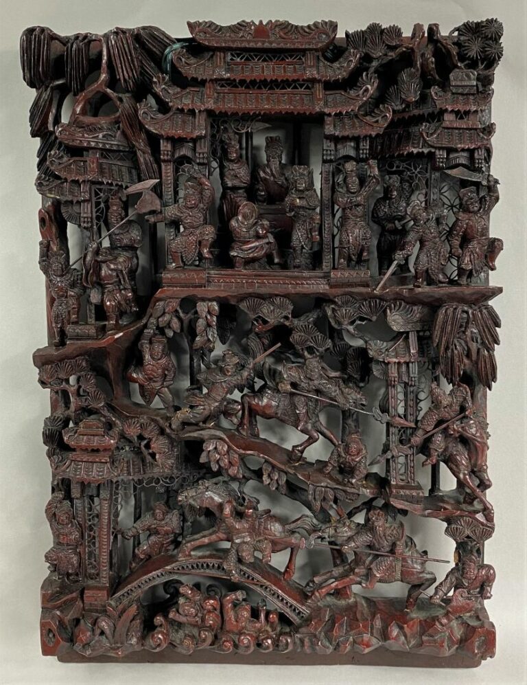 CHINE, Fin XIXe siècle- début XXe siècle - Panneau en bois laqué rouge sculpté…