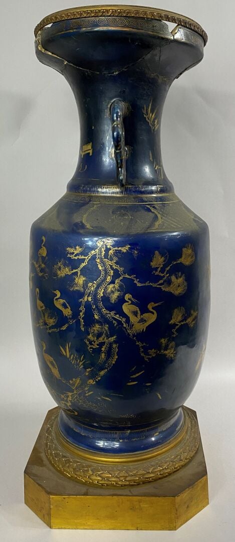 CHINE Fin XVIII-XIXe siècle - Vase en porcelaine à fond bleu cobalt et décor en…