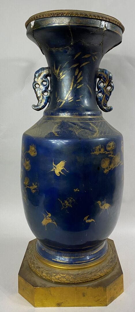 CHINE Fin XVIII-XIXe siècle - Vase en porcelaine à fond bleu cobalt et décor en…