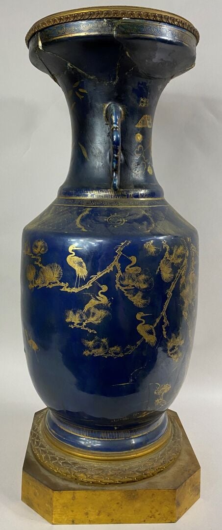 CHINE Fin XVIII-XIXe siècle - Vase en porcelaine à fond bleu cobalt et décor en…