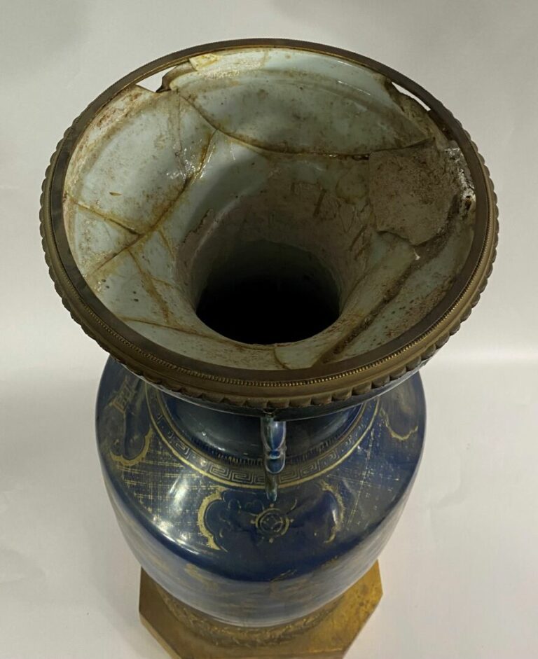 CHINE Fin XVIII-XIXe siècle - Vase en porcelaine à fond bleu cobalt et décor en…