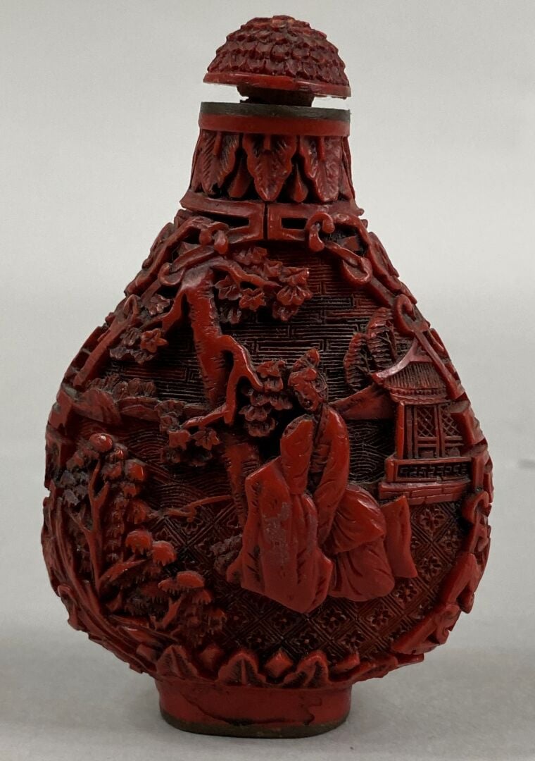 CHINE - Flacon / Tabatière en laque de cinabre et métal à décor de jeunes femme…