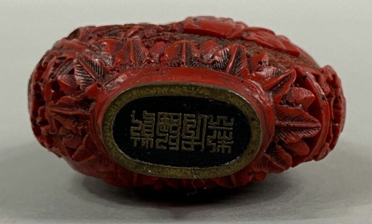 CHINE - Flacon / Tabatière en laque de cinabre et métal à décor de jeunes femme…