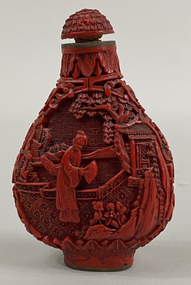 CHINE - Flacon / Tabatière en laque de cinabre et métal à décor de jeunes femme…