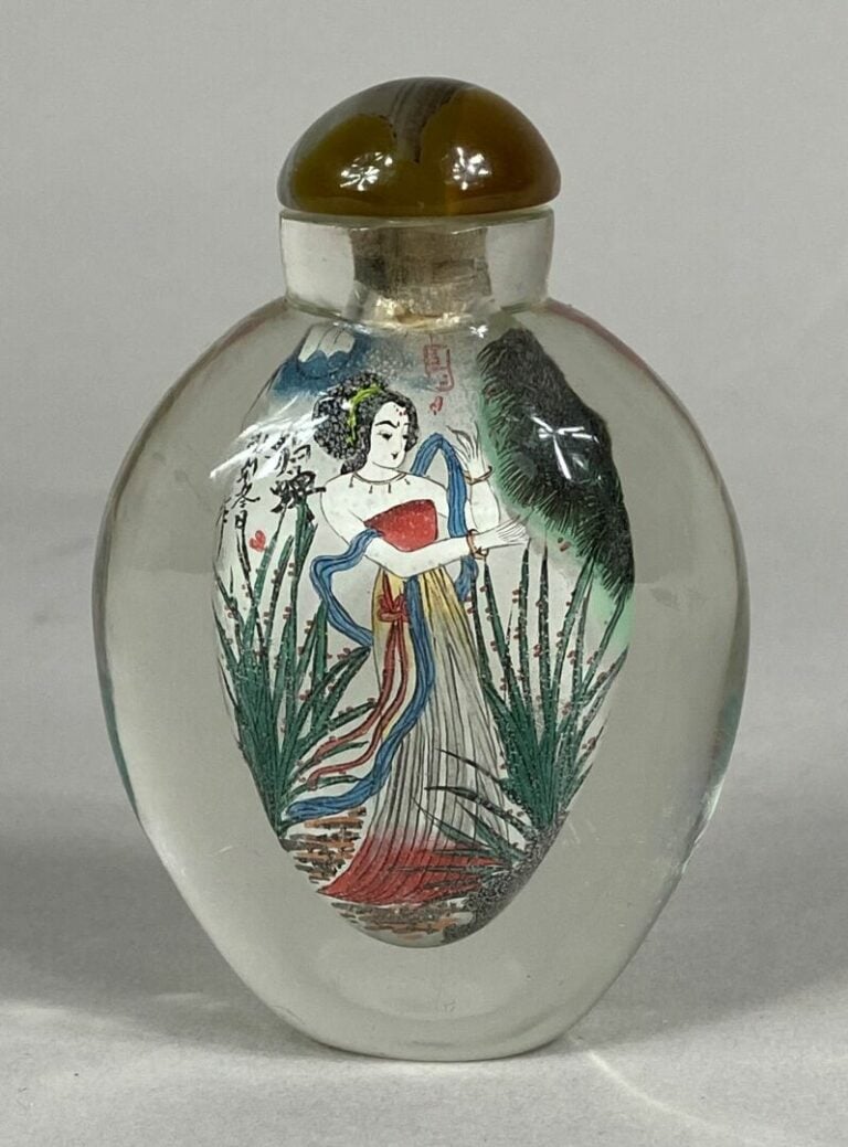CHINE - Flacon / Tabatière en verre à décor peint à l'intérieur d'une jeune fem…