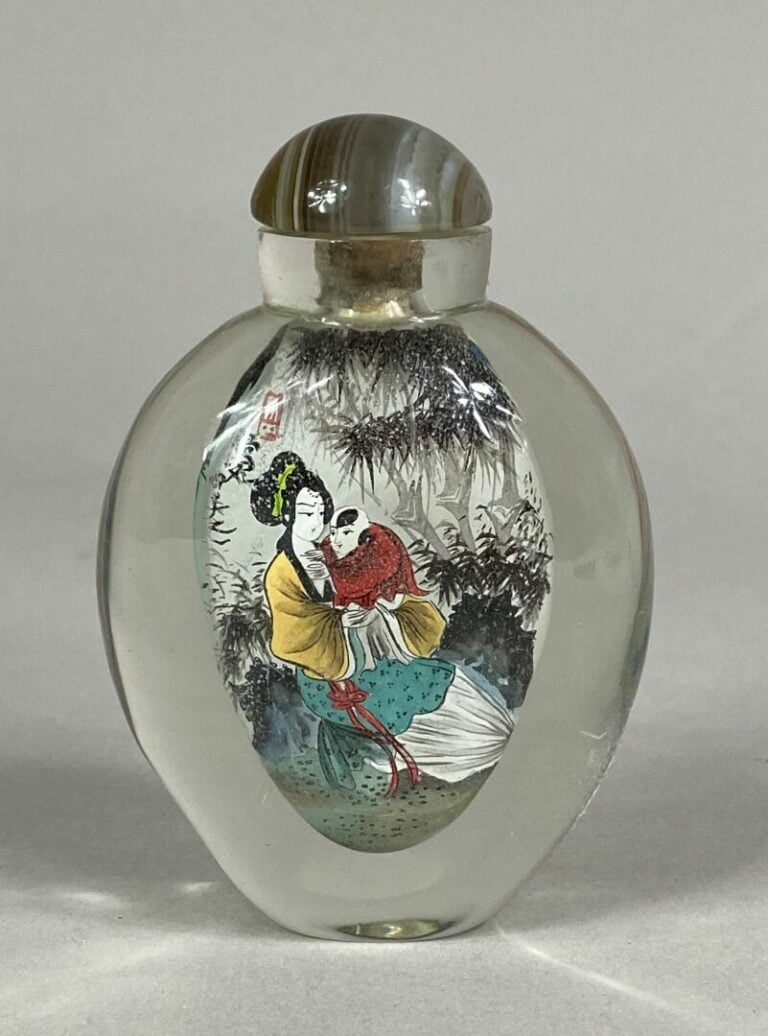 CHINE - Flacon / Tabatière en verre à décor peint à l'intérieur d'une jeune fem…