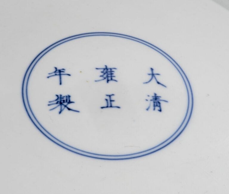 CHINE - Grand plat à décor de pêches de longévité et chauve-souris sur fond bla…