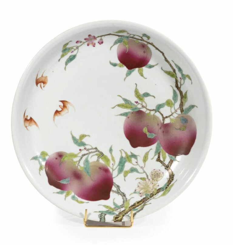 CHINE - Grand plat à décor de pêches de longévité et chauve-souris sur fond bla…